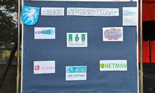 Tablica z listą sponsorów